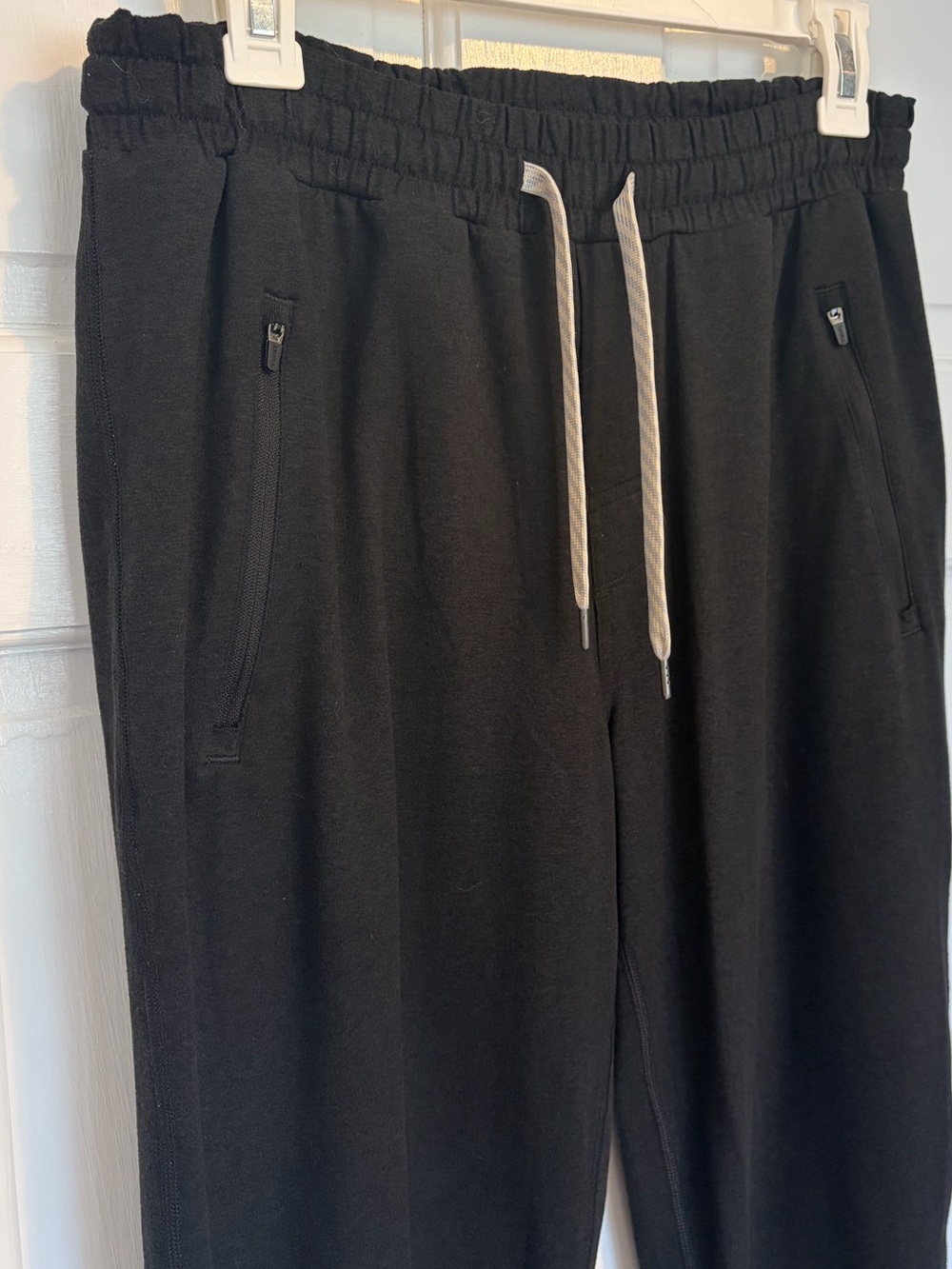 Vuori Ponto Performance Jogger in Black Heather - Picture 6 of 10